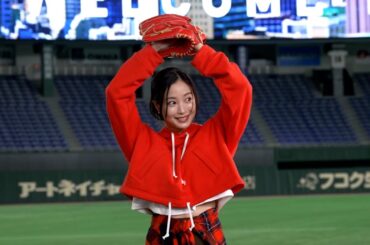 広瀬すず、東京ドームで華麗なノーバン投球を披露！“自画自賛”な投球練習も「上手です～！」　三井不動産“三井のすずちゃん”新CM 「東京ドーム」篇