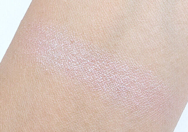 LUNASOL　モノアイカラーレーション　EX13 Innocent Breath　腕に付けて発色確認