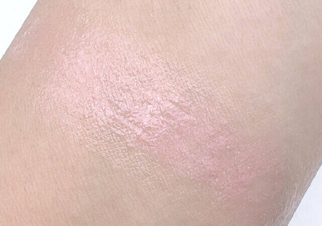 LUNASOL　ラディアントスティックN　 EX01 Snow Blush　腕に付けて発色確認