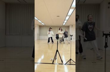 元AKB48 前田敦子 高橋みなみ みっちり6時間LIVEのダンスリハーサル。振り起こしと立ち位置確認してもらいながら何度も音に合わせてセットリストを染み込ませるって真面目な事を一応やってるんだよ😏