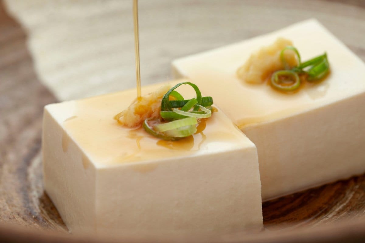 女性アイドルが「食べようとした豆腐」に強烈な違和感 まさかの展開に1300万回表示 | LIMO | くらしとお金の経済メディア 女性アイドルが「食べようとした豆腐」に強烈な違和感 まさかの展開に1300万回表示 | LIMO | くらしとお金の経済メディア