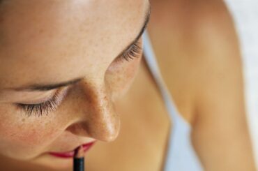 リップライナーの正しい使い方｜プロが教える“落ちない・にじまない”美リップの作り方 | Vogue Japan