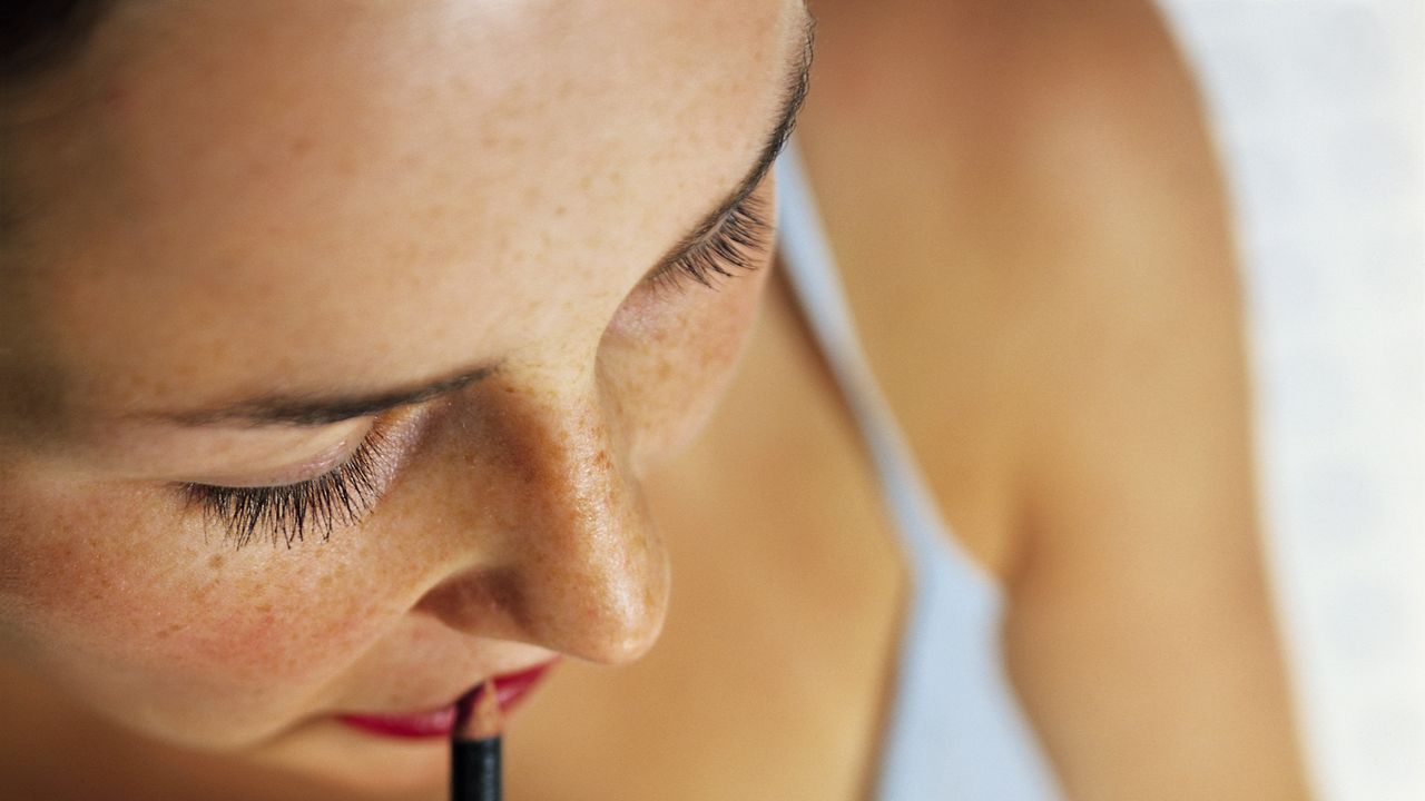 リップライナーの正しい使い方|プロが教える“落ちない・にじまない”美リップの作り方 | Vogue Japan リップライナーの正しい使い方|プロが教える“落ちない・にじまない”美リップの作り方 | Vogue Japan