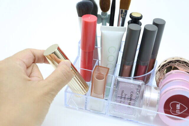 メイクアップスタンド（8仕切り）　リップ取り出し