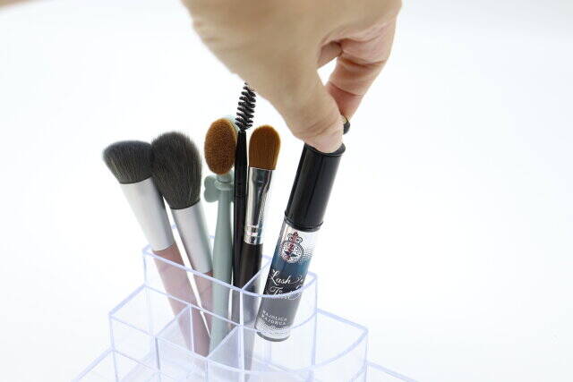 メイクアップスタンド（8仕切り）　マスカラ取り出し