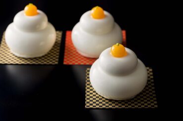ザ・キャピトルホテル 東急”まるで鏡餅”ケーキ、金柑をちょこんと乗せた白い丸餅風 - ファッションプレス
