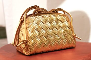 ボッテガ・ヴェネタ“黄金イントレチャート”のレザー財布、魚型ハンドルのバッグも - ファッションプレス