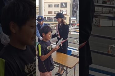 子供たちや一般人に啓発品を配布する阿部華也子さん、一日警察署長、めざましどようびメインキャスター、登戸駅、多摩警察署👮‍♀️🚨