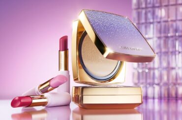 エスティ ローダー“幸運の花”ライラック着想25年クリスマスコスメ、ラベンダーパケのリップバームなど - ファッションプレス