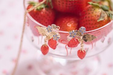 キャス キッドソン×リキュエムのアクセサリー、いちごイヤリングやネックレス - ファッションプレス