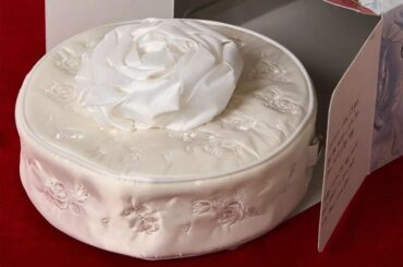 ポピー“まるでクリスマスケーキ！”薔薇のホイップを装飾したバッグ、特製ケーキBOX入り - ファッションプレス