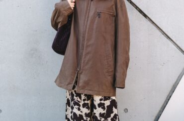 ブラウンのグラデーションコーデには、ブルーのカレッジキャップでスパイスをプラス | TOKYO | ワールドスナップ