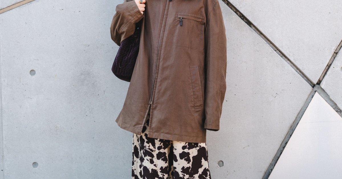 ブラウンのグラデーションコーデには、ブルーのカレッジキャップでスパイスをプラス | TOKYO | ワールドスナップ ブラウンのグラデーションコーデには、ブルーのカレッジキャップでスパイスをプラス | TOKYO | ワールドスナップ