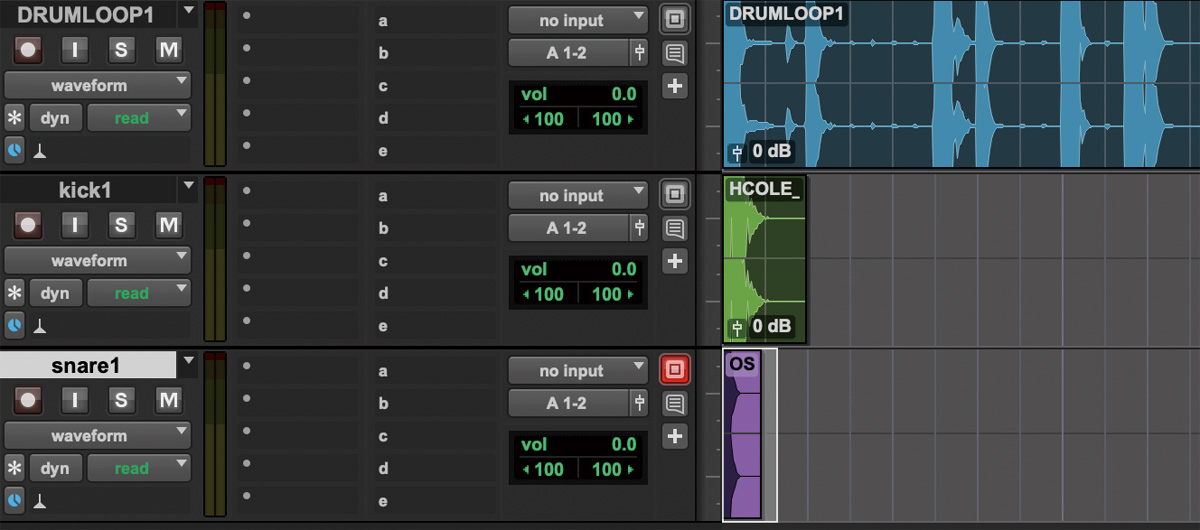 筆者がビートを作る際に最初に着手するのはドラム。まずはドラムのループ素材、キックのワンショット、スネアのワンショットを用意する。ドラムのループ素材を用いる理由は、イレギュラーな音が入り込んでいて面白いサウンドになりやすいから