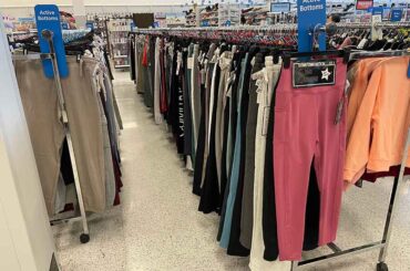 「アクティブ・ボトム」コーナーにずらりと並ぶレギンス【写真：i-know】