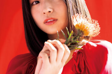 「アイドル史上最高クラスの美少女」日向坂46大野愛実、赤ワンピからすらり美脚も　“ヤンジャン賞”で初表紙＆巻頭グラビア | ORICON NEWS | 国内海外のニュース
