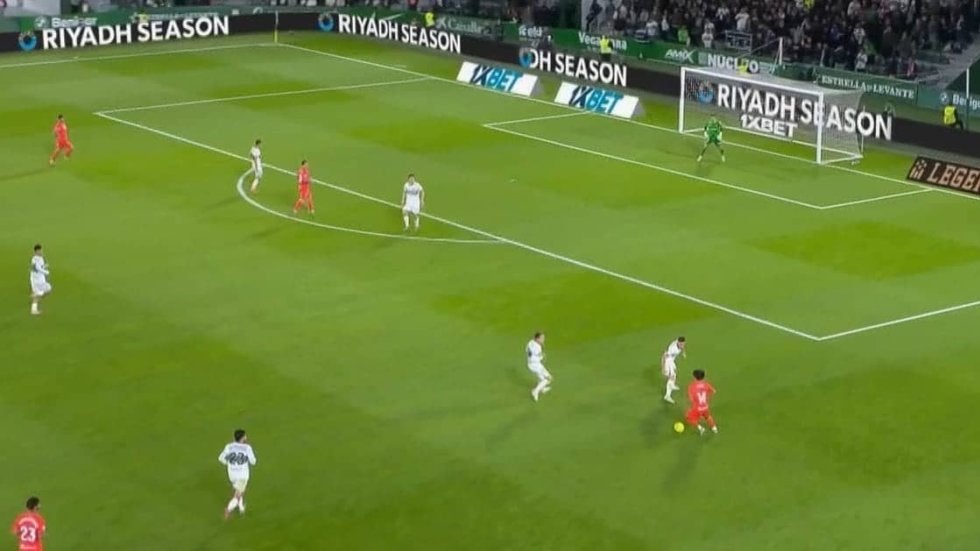 久保建英、右サイドを完全攻略「いい動き」絶品フリックで相手守備をかく乱→ドリブル突破でチャンスメイクの瞬間「一気に前進したな」 | ABEMA | スポーツブル (スポブル) 久保建英、右サイドを完全攻略「いい動き」絶品フリックで相手守備をかく乱→ドリブル突破でチャンスメイクの瞬間「一気に前進したな」 | ABEMA | スポーツブル (スポブル)