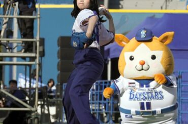 日向坂46の山口陽世がDeNAのファンフェスで盛り上げ役に 始球式では〝推し〟の宮崎を打者役にノーバン投球 - Yahoo!ニュース