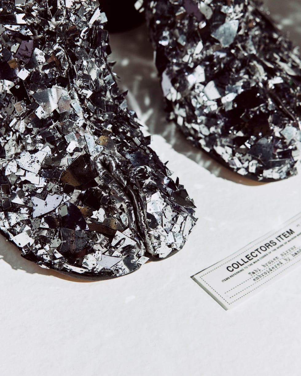 メゾン マルジェラのアイコンシューズ「タビ」の リミテッドエディション、「タビ」ブロークンミラー エンブロイダリー メゾン マルジェラのアイコンシューズ「タビ」の リミテッドエディション、「タビ」ブロークンミラー エンブロイダリー