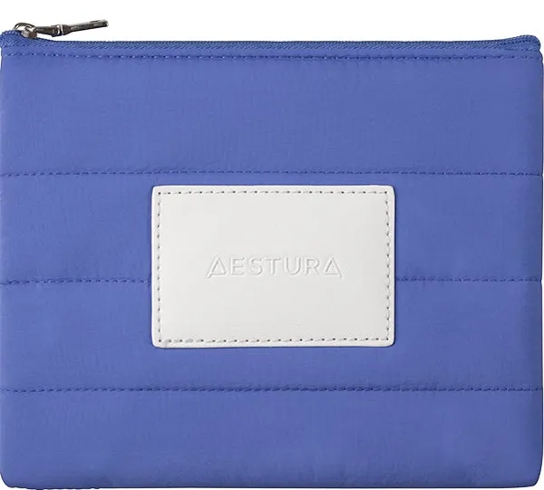青色のキルティングポーチ。白い長方形のパッチがあり、その上に「AESTURA」というテキストが書かれています。