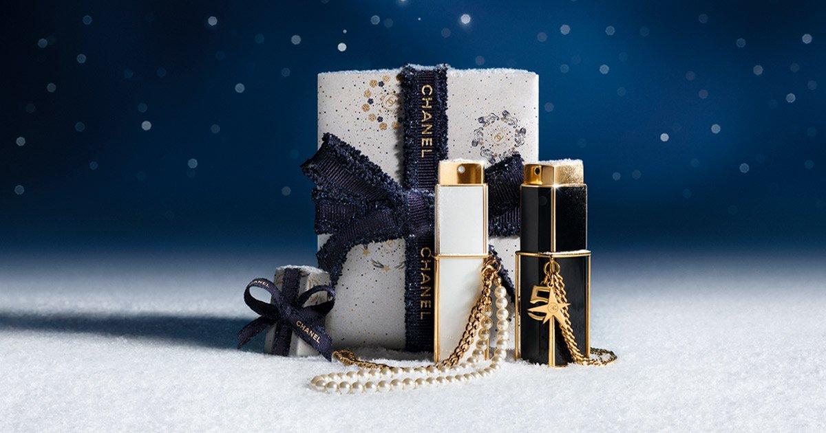 「シャネル」華やかなデザインのパース スプレイ2種が登場! 特別な香りをいつでも手元に【クリスマスコフレ2025】 | マキアオンライン 「シャネル」華やかなデザインのパース スプレイ2種が登場! 特別な香りをいつでも手元に【クリスマスコフレ2025】 | マキアオンライン