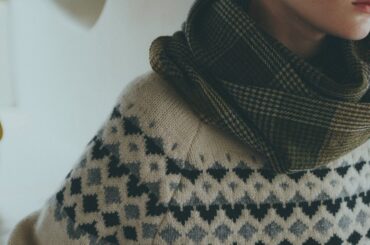 持つなら、ソフトな着心地とこだわりがつまった《MARGARET HOWELL》のフェアアイルニット【FUDGE dig.｜スマートに着れる、フェアアイルニットを探して- 03】 | FUDGE dig. | ファッション