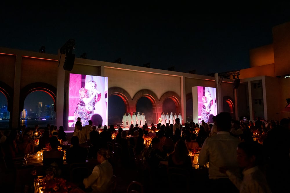 ガラ会場内、ファッションと慈善の饗宴