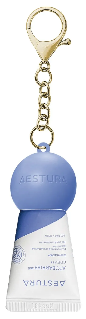 アエストラのアトバリア365クリームのキーホルダー。キーホルダーは、青色の丸い部分とクリームチューブの形をした部分で構成されている。