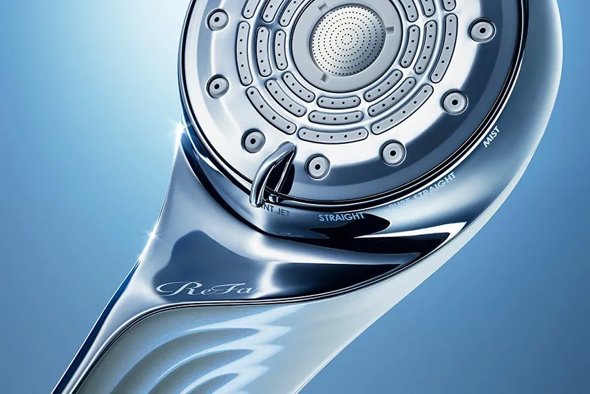 Refaのシャワーヘッドのクローズアップ写真。シャワーヘッドは光沢のある銀色で、青色の背景に写っています。シャワーヘッドには、ミスト、ピュアストレート、ストレート、ポイントジェットなどの設定を示す文字が刻まれています。