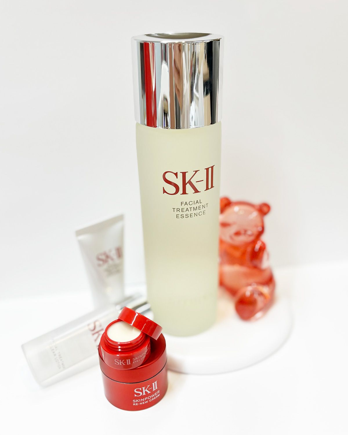 フェイシャル トリートメント エッセンス コフレ 2025 ホリデーコレクション ¥29150(限定発売中)/SKII ※セット内容/フェイシャル トリートメント エッセンス 230ml、フェイシャル トリートメント ジェントル クレンザー...