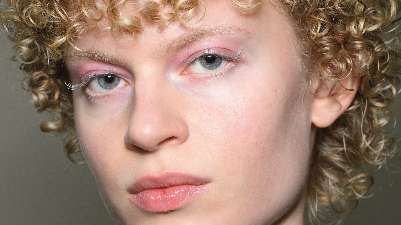 シャネル・ディオール・サンローランのホリデー限定フェイスカラー3選 | Vogue Japan シャネル・ディオール・サンローランのホリデー限定フェイスカラー3選 | Vogue Japan