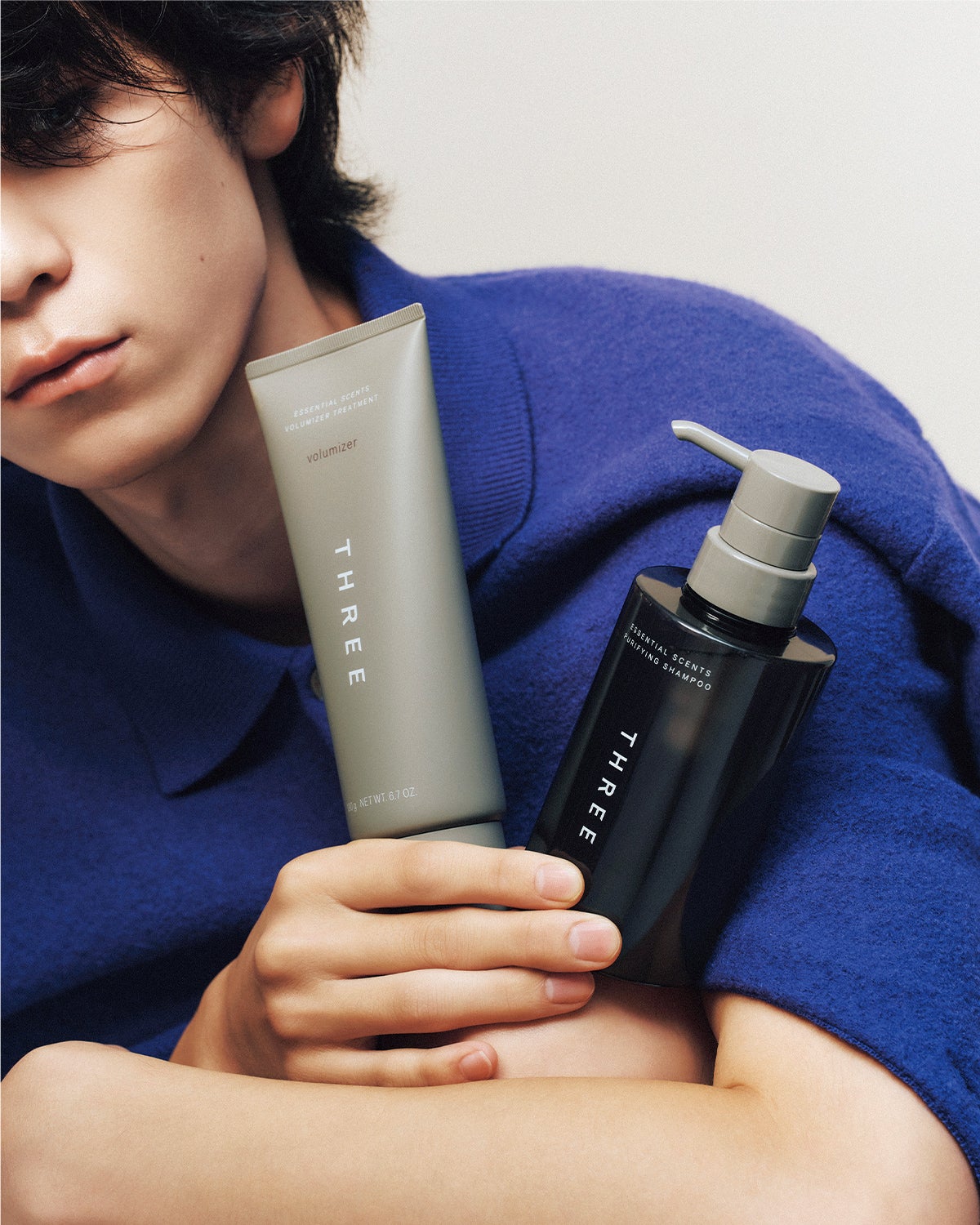 THREEの[右]THREE エッセンシャルセンツ ピュリファイング シャンプーと[左]THREE エッセンシャルセンツ ボリューマイザー トリートメント