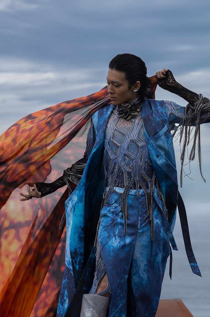 市川染五郎×ファッションデザイナー 中里唯馬のコラボレーションが実現 舞台『ハムレット』キービジュアル公開 | SPICE – エンタメ特化型情報メディア スパイス キービジュアル衣裳デザイン・フォトグラフィー(市川染五郎):中里唯馬