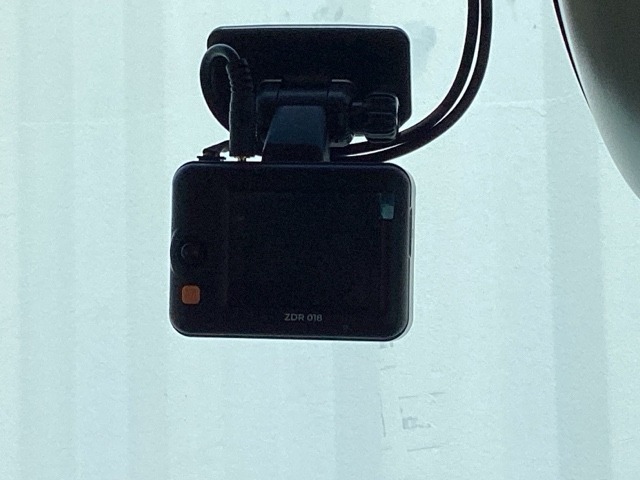 ドライブレコーダー付きです!!映像・音声などを記録する車載装置です。 もしもの事故の際の記録はもちろん、旅行の際の思い出としてドライブの映像を楽しむことができます!!