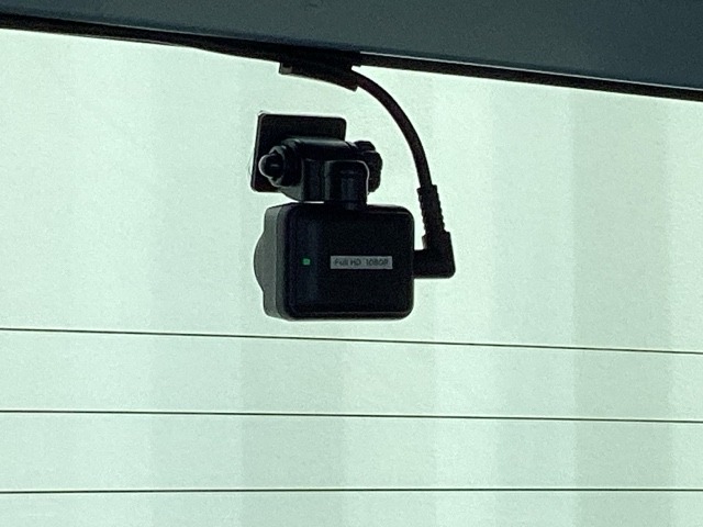 ドライブレコーダー付きです!!映像・音声などを記録する車載装置です。 もしもの事故の際の記録はもちろん、旅行の際の思い出としてドライブの映像を楽しむことができます!!