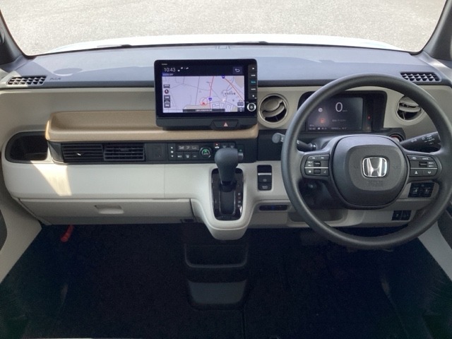 運転席周りです。カップホルダーや小物の収納などは必須ですよね!!使い勝手の良いつくりになっております!!