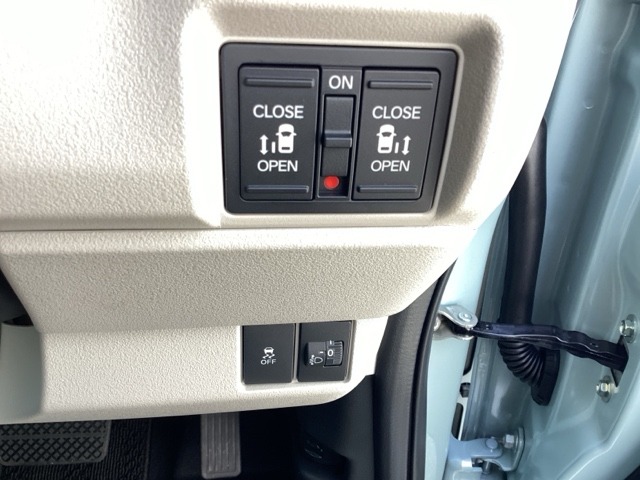 両側パワースライドドア!!小さいお子様やご年配のかたも、簡単にスライドドアが開閉できます。室内・スマートキーからも開閉可能で便利ですよ!!