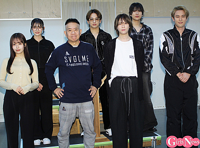 『ロボコォォォン！-ROBOT COOONTEST!-』稽古場取材会より。（後列左から）志田こはく、佐藤友祐、仲田博喜、(前列左から）佐藤璃果、原西孝幸、笹森裕貴、雷太