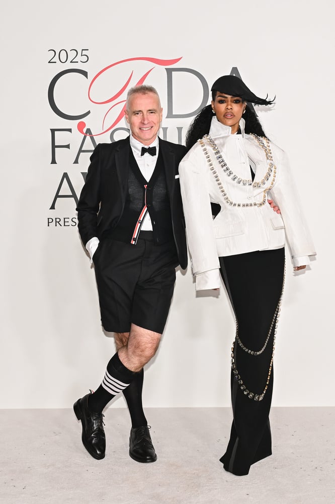 司会のテヤナ・テイラーと、アメリカン・メンズウェア・デザイナー・オブ・ザ・イヤーに輝いたトム・ブラウン。