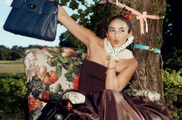 ホリデー2025シーズン、プラダやコーチ、マルベリーなどによる華やかなファッションキャンペーンが続々始動 - FashionNetwork 日本