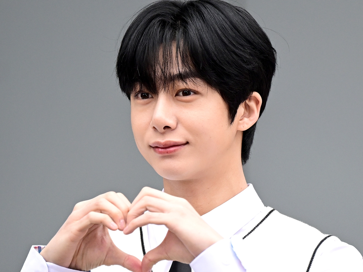 MONSTA X・ヒョンウォン、甘すぎるビジュで話題…ピンクカーデのオフショットにファン悶絶【PHOTO】|スポーツソウル日本版 MONSTA X・ヒョンウォン、甘すぎるビジュで話題…ピンクカーデのオフショットにファン悶絶【PHOTO】