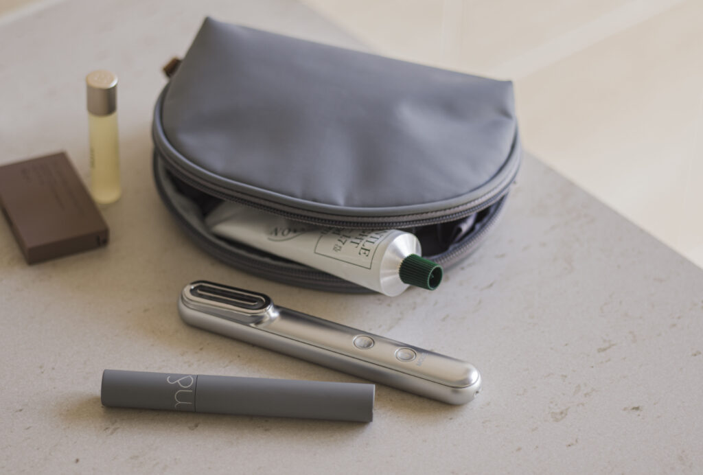 スキンケアをリデザインする 「Re・De Suhada スティック美顔器」が 「ロフト ベスト コスメ 2025」で ロフトバイヤーが選ぶトレンドアイテム 『ネクストコスメ』(ホリデーギフト部門)に選出! 「北投石×機能美」癒しと科学が織りなす新・リカバリーウェア誕生