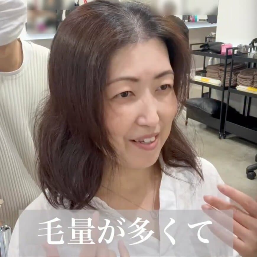「毛量が多くて」広がる髪に悩む女性　大人スタイルでお洒落に変身！「知的になりましたね」など絶賛の声
