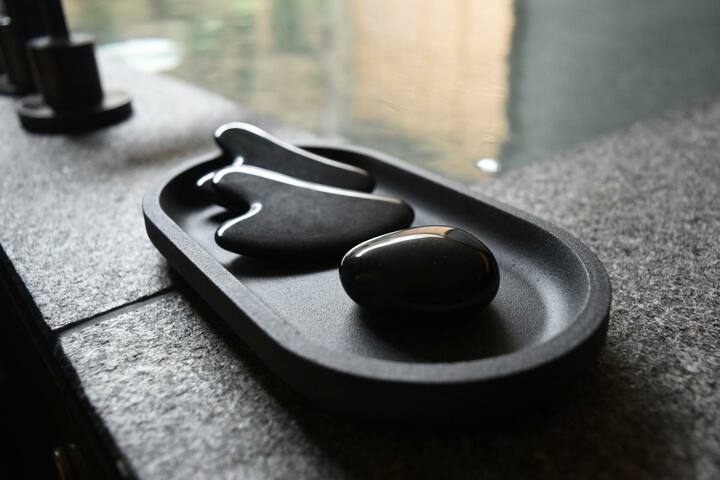 「B.A」の有機的なデザインをイメージした、黒曜石のマッサージストーン