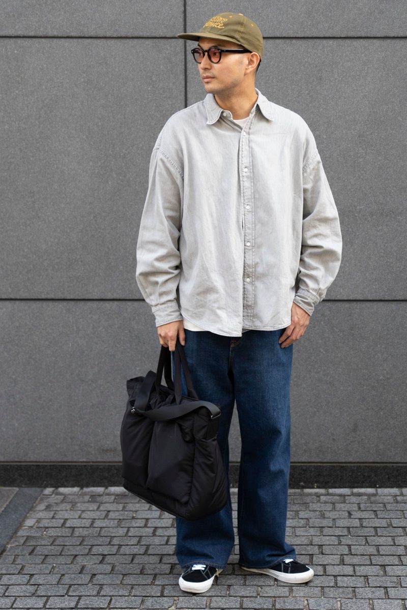 シャツ＝エイチビューティーアンドユース　Tシャツ＝ユナイテッドアローズアンドサンズ　デニム＝ヤヌーク　シューズ＝ヴァンズ×シュプリーム　帽子＝エスダブリュージェーピー　眼鏡＝モスコット　バッグ＝ユニクロ