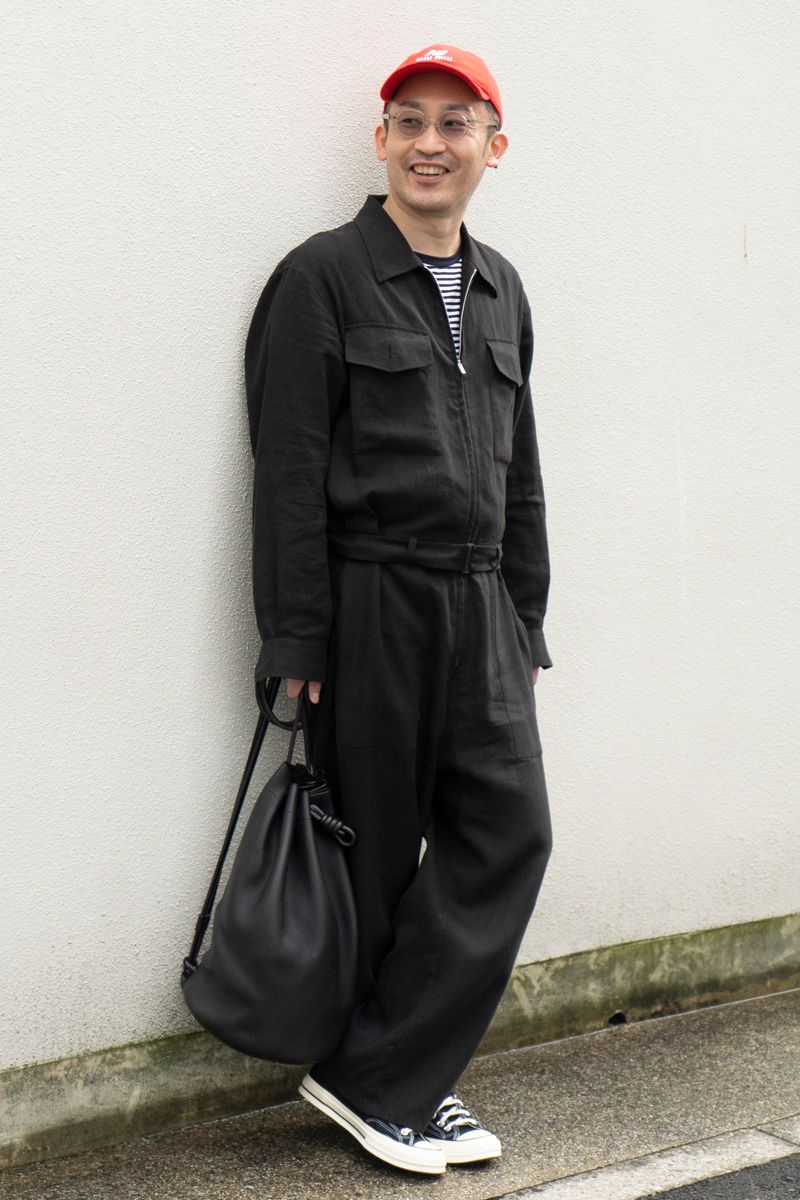 オールインワン＝ギャルリーヴィー　Tシャツ＝サンスペル　シューズ＝コンバース　帽子＝ニューバランス×ミュウミュウ　眼鏡＝テンアイヴァン　バッグ＝ロエベ　リング＝カルティエ　リング2＝アーム