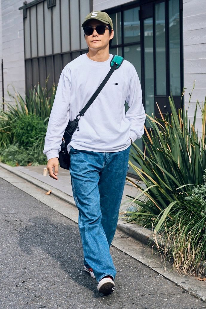 Tシャツ＝ディスイズネバーザット　デニム＝古着　シューズ＝ステューシー×コンバース　帽子＝シュプリーム　眼鏡＝ジェントルモンスター　バッグ＝パレススケートボード　腕時計＝アップル　リング＝ティファニー