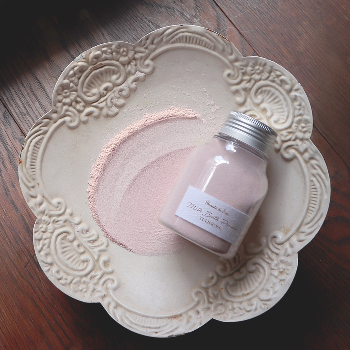 南仏プロヴァンスの小さな村で作り上げたような温もりを感じるミルクベースの入浴剤