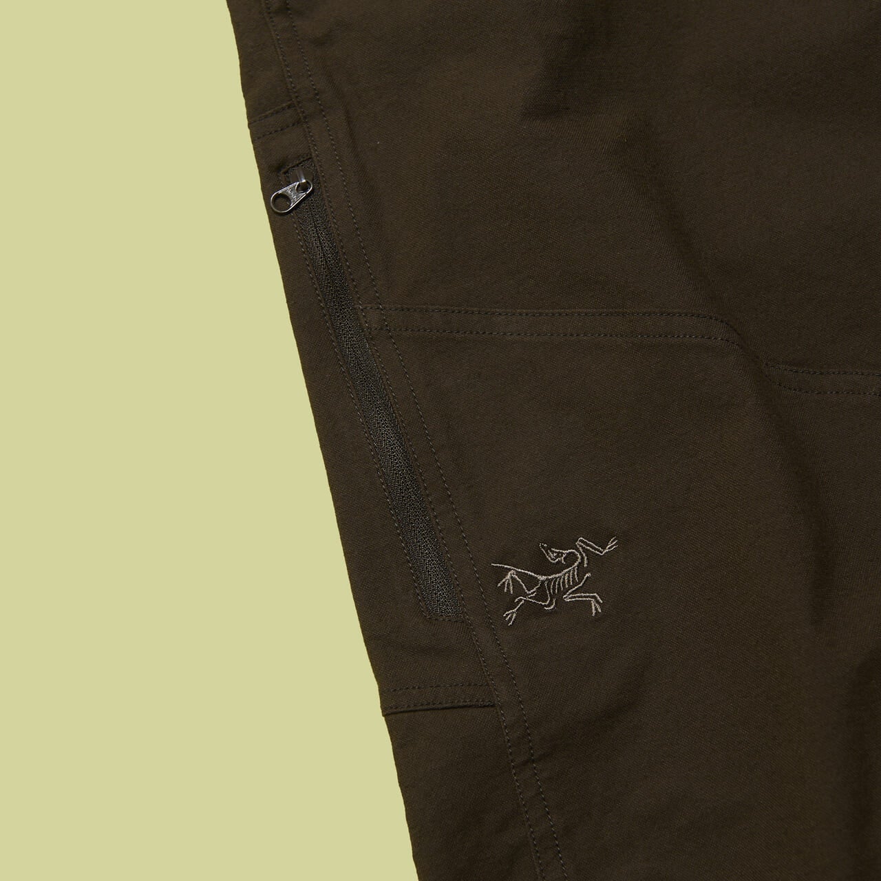 アークテリクスのクロニン コットン パンツ のジップポケット