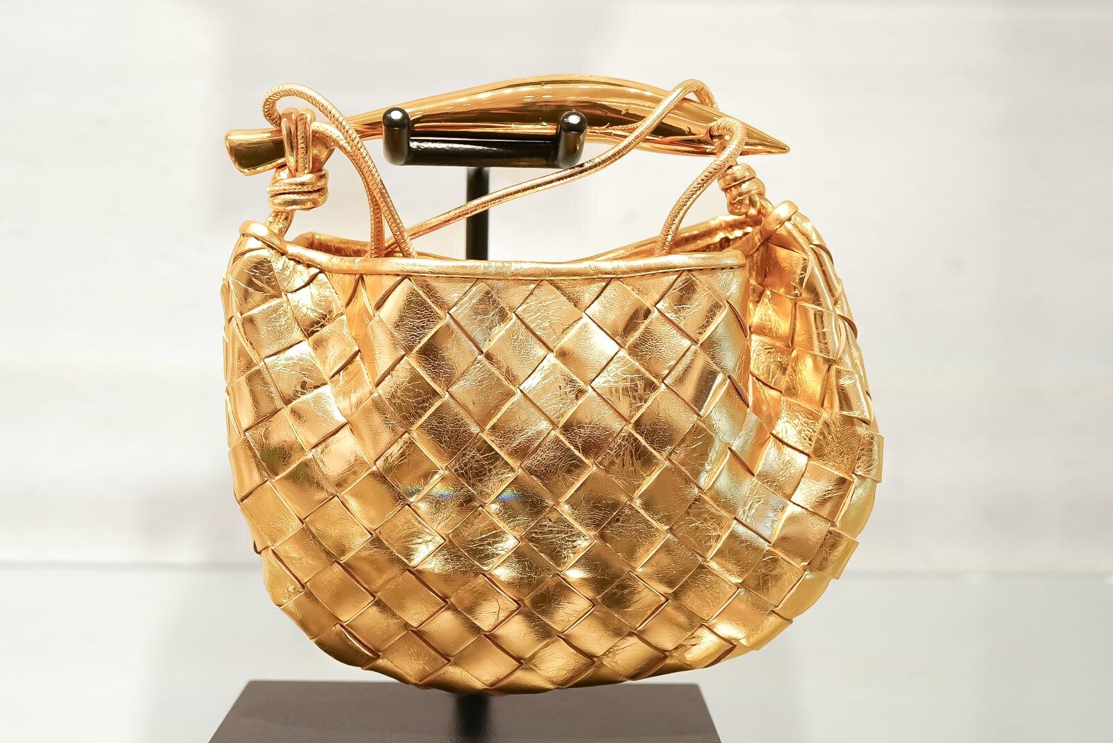 ボッテガ・ヴェネタ“黄金イントレチャート”のレザー財布、魚型ハンドルのバッグも｜写真4